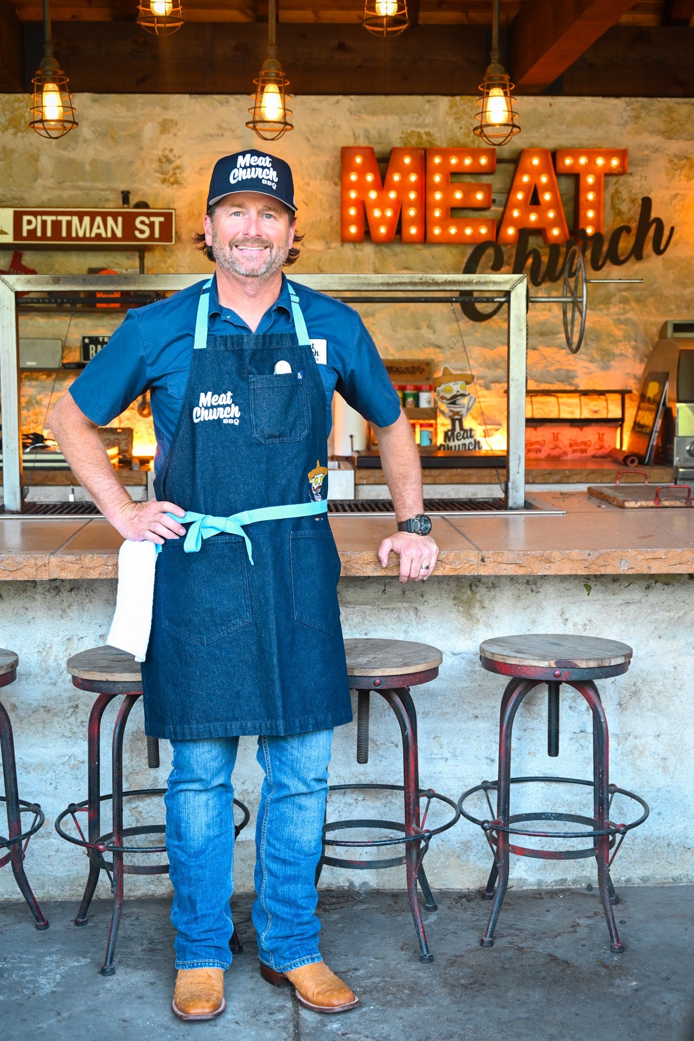 hedley-and-bennett-meat-church-apron-navy-e8 NAVY_H_B_APRON_LIFESTYLE_OUTDOOR_KITCHEN_TIED.jpg